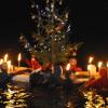 Die Schwimmer um die mit brennenden Fackeln und einem Christbaum geschmückte Insel, die in der Dunkelheit die Donau beim 37. Donauschwimmen des DLRG-Kreisverbandes Dillingen stimmungsvoll erleuchtete, wurden von zahlreichen Zuschauern auf der Donaubrücke beklatscht. 