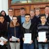 Bürgermeister Otto Göppel (Vierter von links) und Jugendreferent Alex Maier-Graf (Sechster von links) nahmen die Unterschriftenlisten entgegen, die ihnen einige Jugendliche, das Juze-Personal und KJR-Führungskräfte überreichten.