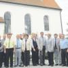 Bürgermeistertreffen am Wallfahrtskirchlein in Haupeltshofen: Unser Bild zeigt von links Alfons Biber (Breitenbrunn), Gabriele Wohlhöfler (Breitenthal), Gerhard Glogger (Balzhausen), Otto Göppel (Babenhausen), Hermann Lochbronner (Kirchheim), Rainer Schlögl (Neuburg), Franz Grauer (Kirchhaslach), Peter Walburger (Ursberg), Ilse Thanopoulos (Wiesenbach), Gabriele Janowsky (Kettershausen), Hubert Fischer (Krumbach), Dr. Stephan Winter (Mindelheim), Georg Duscher (Aletshausen), Josef Kerler (Eppishausen), Hans Egger (Salgen), Georg Leinsle (Oberrieden), Karl Weiß (Waltenhausen) und ganz rechts Roland Krieger (Pfaffenhausen).  