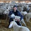 Christian Hartl inmitten seiner Herde mit Schafen und Lämmern. Aus der Wolle seiner Tiere werden Düngerpellets hergestellt.
