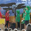 Die Wallersteiner Schüler präsentierten bei den Schulspieltagen in Deiningen ihr Stück „Die Geschichte von roten Nasen und grünen Haaren“. Im Hintergrund steht das Bühnenbild für das Stück der Deininger Grund- und Mittelschule. 	 	