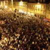 Die Maximilianstraße wurde am Sonntag nach Mitternacht zur Schlandstraße: Tausende begeisterte Fußballfans zogen nach dem Sieg der deutschen Elf in Richtung Herkulesbrunnen. 