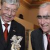 Zu seinem 75. Geburtstag stiftete Kurt F. Viermetz (links) dem Maximilianmuseum einen silbernen Harlekin. Der frühere Bundesfinanzminister Theo Waigel kam zur Übergabe. 