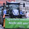 Traktoren blockieren eine Straße in Erfurt.