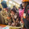 Bundesentwicklungsminister Gerd Müller und seine Frau Gertie Müller-Hoorens besuchen 2014 in Abeokuta, Nigeria, eine Gesundheitsstation, in der gegen Kinderlähmung geimpft wird.