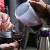 Bei der Weinprobe im Mindelzeller Weinkeller von Engelbert Schmid wird edler Tropfen in kleine Probiergläser ausgeschenkt.