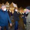 Großer Demo-Abend in Landsberg. Kritiker der Corona-Maßnahmen marschieren durch Landsberg. Die Initiative „Landsberg bleibt bunt“ sorgt für Gegenprotest. Menschen aus beiden Lagern diskutieren am Marienbrunnen. 