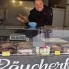 Dienstags ist der Wahl-Lechtaler in seinem Räucherfisch-Wagen auch im Lechtal anzutreffen. Dann verkauft Wolfgang Göhring seinen Räucherfisch an der Via Claudia in Meitingen. 	