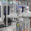 Mitarbeiter des Chipkonzerns Infineon arbeiten im Reinraum der Chipfabrik.