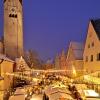 Auf dem Kirchplatz Sankt Martin in Kaufbeuren findet 2023 wieder der Weihnachtsmarkt statt. 