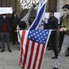Demonstranten in Teheran verbrennen Fahnen der USA und von Isreal. Sie fordern nach der Ermordung eines Atomphysikers eine harte Antwort ihrer Regierung.