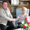 Zum 100. Geburtstag kam Vöhringens Bürgermeister Michael Neher am Donnerstag zum Gratulieren mit einem Blumenstrauß - genau das Richtige für Thekla Engelhart.