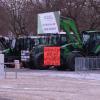 Schon früh machten sich Landwirte aus dem Landkreis auf den Weg nach Nördlingen zum Protest. Der Verkehr staute sich auf der B25 und in der Innenstadt. Über 1000 Traktoren waren auf der Kaiserwiese.