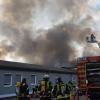 In Lauingen brannte am Sonntagabend eine Halle der Recyclingfirma Stena ab. Den Schaden gibt die Polizei mit mindestens einer halben Million Euro an. Etwa 120 Feuerwehrleute kämpften gegen die Flammen. Die Löscharbeiten waren erst am Montagvormittag beendet. 