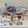 Eine Zusammenstellung von allem, was ein Corona-Patient auf der Intensivstation an der Augsburger Uniklinik bekommt - pro Tag: Medikamente, Infusionslösungen, Elektrolyte, Albumin, Vitamine, Sondennahrung.