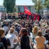 Linke Demonstranten, unter anderem von der «Initiative nazifreies Rosenheim», blockieren am 29.08.2015 vor dem Bahnhof in Rosenheim (Bayern) den Weg für eine Nazi-Demonstration.