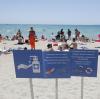 Touristen halten sich am Strand von Arenal in Palma de Mallorca auf. Auf der Urlaubsinsel steigt die Corona-Inzidenz wieder.