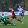 Aindlings Daniel Ritzer (am Ball) ist frei und wird von Kissings Torhüter Robin Scheurer gerade noch gestoppt. Am Ende siegen die Gastgeber aber mit 1:0. Für den Kissinger SC wird die Lage in der Landesliga immer schwieriger.