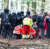 Im Hambacher Forst ist ein Journalist 15 Meter in die Tiefe gestürzt und gestorben.