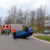 Das Fahrzeug eines 20-Jährigen, der auf der B16 bei Günzburg beim Abbiegen das Auto einer 51-Jährigen übersah, landete auf dem Dach.