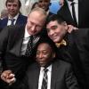Russlands Präsident Wladimir Putin (l) posiert mit den beiden Fußballlegenden Pele (M) und Maradona.