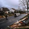 Ein Tornado ist am Donnerstag über den 4500-Einwohner-Ort Kürnach bei Würzburg hinweggezogen. Über 80 Häuser wurden teils schwer beschädigt. Verletzte gab es nicht.