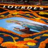 Der kunstvoll zusammengestellte Blumenteppich in der Grotte von Maria Vesperbild im Jahr 2018: Erinnert wurde auch an das Jubiläum 160 Jahre Lourdes. 	