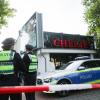 Polizeibeamte stehen vor der Shisha-Bar in Hamburg, wo ein 24-Jähriger erschossen worden war.