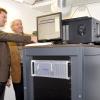 Der neue Laserprojektor NEC 1100 wurde vorgestellt. von links Jens Kaiser (NEC Vertrieb) und Werner Rusch (Kinobetreiber). 