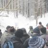 Die Wandergruppe vor dem Wall-Graben-System bei Welden, das den Ringwall in Vor- und Hauptburg teilt. 