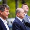 Sie führen die Regierung: Robert Habeck (Grüne), Bundeskanzler Olaf Scholz (SPD) und Christian Lindner (FDP).
