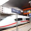 Ein ICE rauscht durch den Neu-Ulmer Bahnhof. Nach dem neuen Fahrplan sollte der Schnellzug eigentlich einmal am Tag dort halten. Das hat am Montag geklappt, am Dienstag nicht.  