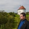 Der Tornado hat die Affinger und Pfarrer Max Bauer zusammengeschweißt. Der Salzberg steht symbolhaft für die Katastrophe, aber auch für das Glück, dass sie keine Menschenleben gefordert hat.