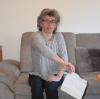Mit Alltagsgegenständen wie einem Taschentuch gestaltet Heike Groß ihre Übungen für die Senioren des TSV Gersthofen.