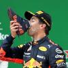 Sieger Daniel Ricciardo vom Team Red Bull trinkt nach seinem Sieg auf dem Podium Champagner aus seinem Schuh.