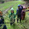 Da streckt sich, wer ein buntes Osterei ergattern will: Im Waldkindergarten in Illertissen hatte der Osterhase seinen Besuch brav per Telefon angekündigt und die Kinder auf die Spur geführt.  	