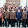 Zu einem Erinnerungsfoto stellten sich die Feuerwehren aus Gundelsdorf und Ollern vor der Gundelsdorfer Pfarrkirche zusammen, in der braunen Uniform die Österreicher. 