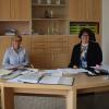 Monika Kreuzer (links im Bild) und Christine Ramsperger nehmen in der Geschäftsstelle der Seniorengemeinschaft Dillingen-Lauingen die Anfragen von Hilfesuchenden und Helfern entgegen. 	