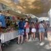 Das Wetter ist im Sommer auf Ibiza heiß. Auf dem Hippiemarkt Punta Arabí schützen Zelte und Tücher Besucherinnen und Besucher vor der Sonne.