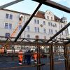 Auf dem Rathausplatz haben die Aufbauarbeiten für den Christkindlesmarkt begonnen. 