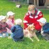 Streicheleinheiten für den Retter auf vier Pfoten. Die Kindergartenkinder in Schwabhausen hatten Besuch von der BRK-Rettungshundestaffel. 