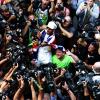 Der neue Formel-1-Weltmeister Lewis Hamilton ließ sich in der Reportertraube beim Selfie feiern.