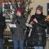 Der Spaß beim Adventsmusizieren rund um das Dorf lässt die Musiker die Kälte vergessen<b>. </b>

