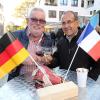 Freundschaften werden immer wieder neu bekräftigt. Dafür sorgen zum Beispiel in Schwabmünchen die Freunde von Giromagny mit ihren Aktivitäten. Dafür gewinnen sie auch Menschen wie Wolfgang Lechner (links) und Werner Drexl hier beim Weinfest 2014. 	