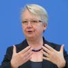 Bildungsministerin Annette Schavan (CDU) sieht sich dem anonymen Vorwurf von Plagiaten in ihrer Doktorarbeit ausgesetzt. Sie soll demnach Quellen nicht immer ausreichend benannt haben.