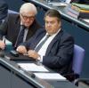 Unter kritischer Beobachtung der SPD-Minister Sigmar Gabriel und Frank-Walter Steinmeier (hinten) hielt Bundeskanzlerin Angela Merkel ihre Rede zum Haushalt im Bundestag. 