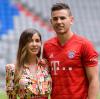 Lucas Hernández und seine Frau Amelia de la Ossa Lorente bei seiner Vorstellung beim FC Bayern 2019. Wenig später wurde der 80-Millionen Euro- Mann zu der Haftstrafe verurteilt.