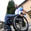 Jürgen Winkler aus Zusmarshausen sitzt seit einem Badeunfall im Rollstuhl. 