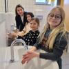 Immer gut die Hände waschen - wie das geht, zeigt Amtsärztin Verena Eubel den Ostend-Grundschülerinnen (von links) Lorin, Fiona und Marlene.