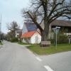 In Obermauerbach steht eine Kanalsanierung an. Davon ist auch ein Teil der Ortsdurchfahrt (Lindenstraße) betroffen: von der Einmündung der Hofmarkstraße (rechts im Bild) bis zur Abzweigung beim Maibaum (im Hintergrund). 